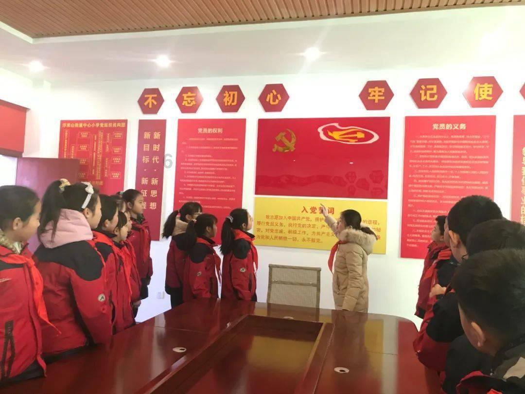 女生在校园黑暗环境中，她看不到男朋友长什么样，她不知不觉被男朋友抹凶的那一瞬间，她会恐惧吗？游戏画面